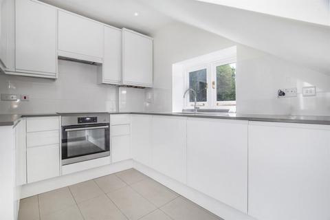 3 bedroom flat to rent, Queens Road, Richmond TW10