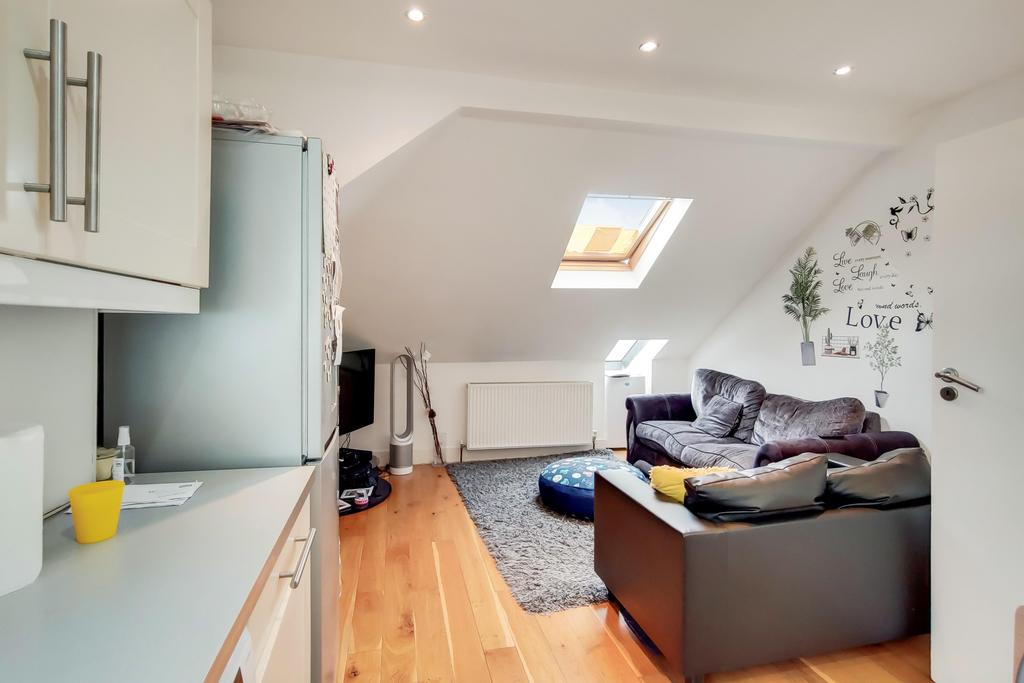 Apartment in West Norwood - View 3