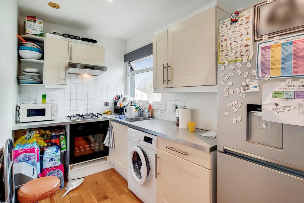 Apartment in West Norwood - View 4
