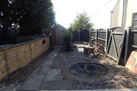 3 bedroom semi-detached house to rent, Staincliffe Road, Dewsbury