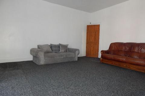 3 bedroom semi-detached house to rent, Staincliffe Road, Dewsbury