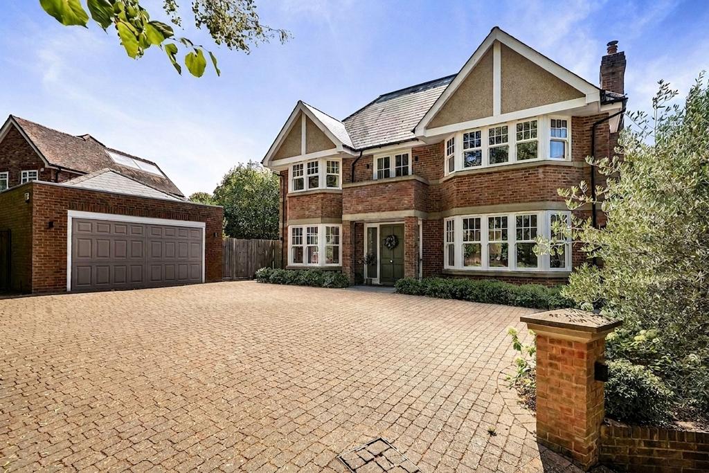 Detached house exterior, driveway, garage