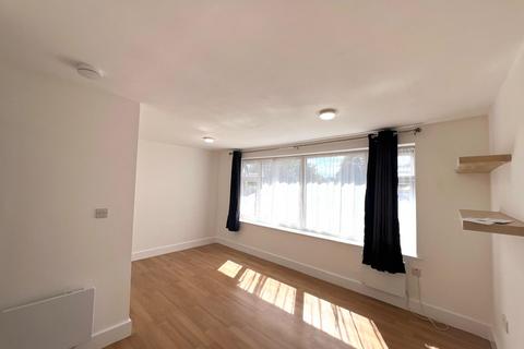 1 bedroom flat to rent, Kneller Road, Twickenham TW2