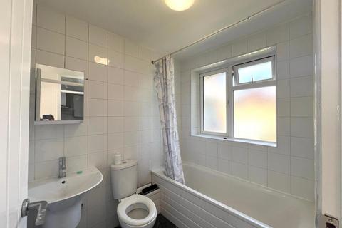 1 bedroom flat to rent, Kneller Road, Twickenham TW2