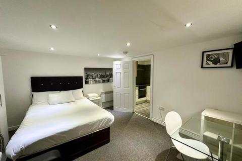 Studio to rent, Woburn Place, LONDON