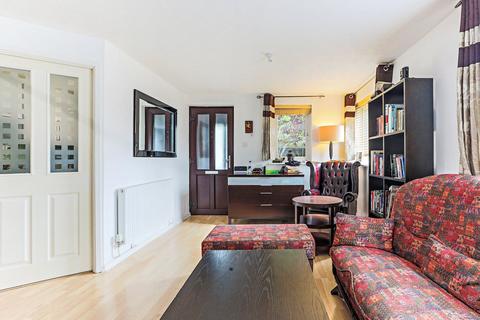 2 bedroom semi-detached house to rent, Friars Mead, London, E14