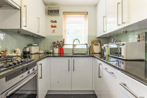 2 bedroom semi-detached house to rent, Friars Mead, London, E14