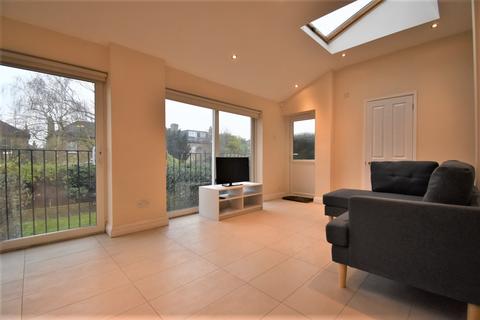1 bedroom in a house share to rent, Broadfield Road London SE6