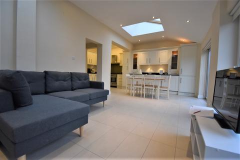 1 bedroom in a house share to rent, Broadfield Road London SE6
