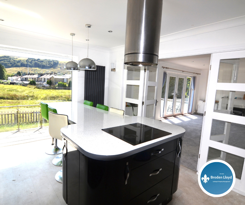 House in Cliviger - More