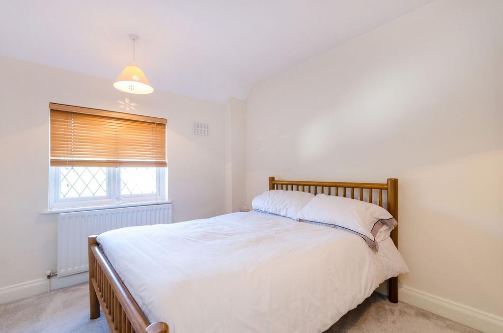 House in New Malden - More