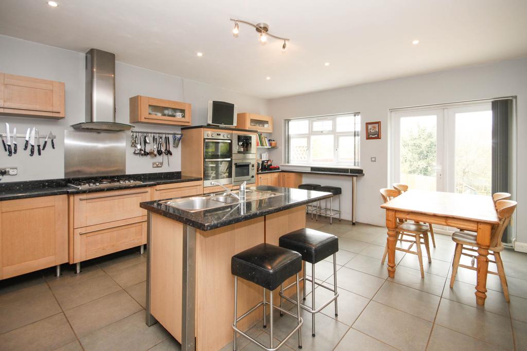 Water End Road, Potten End HP4 4 bed detached house for sale £900,000
