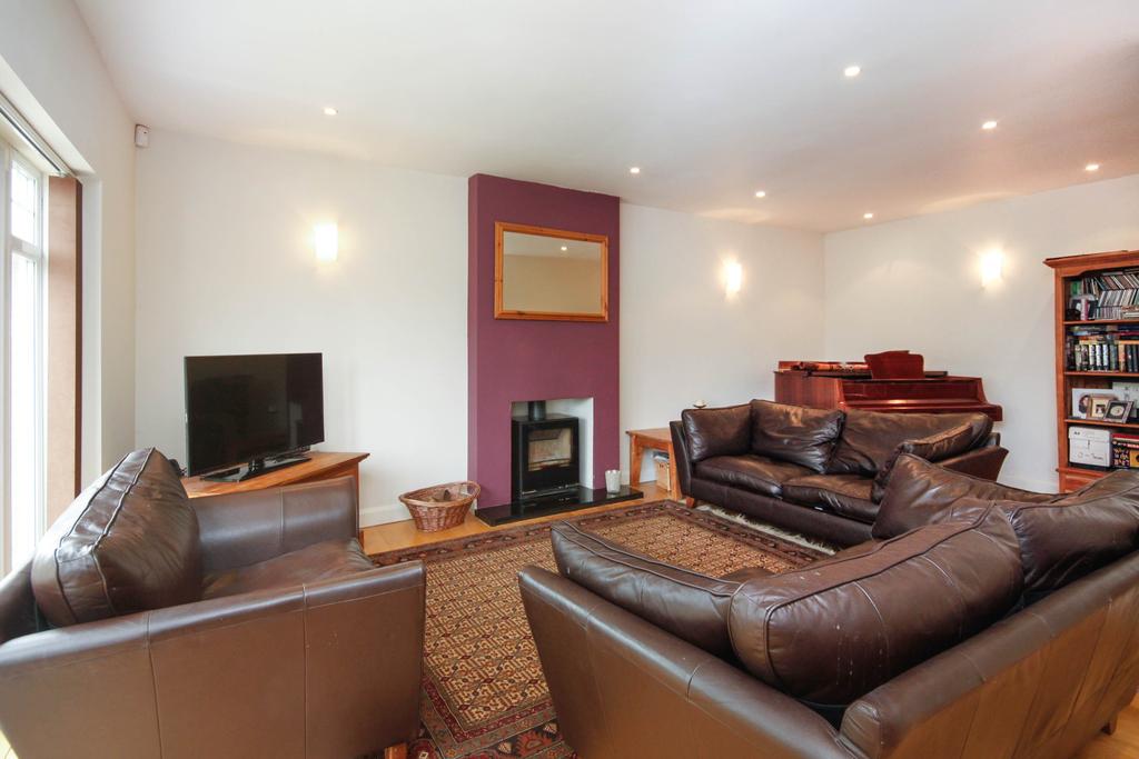 Water End Road, Potten End HP4 4 bed detached house for sale £900,000