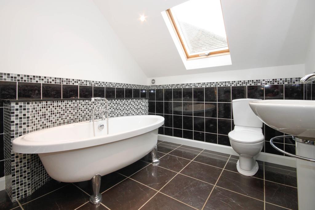 Water End Road, Potten End HP4 4 bed detached house for sale £900,000