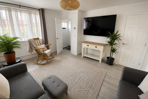 3 bedroom semi-detached house to rent, Mowbray Drive, Bushby, LE7