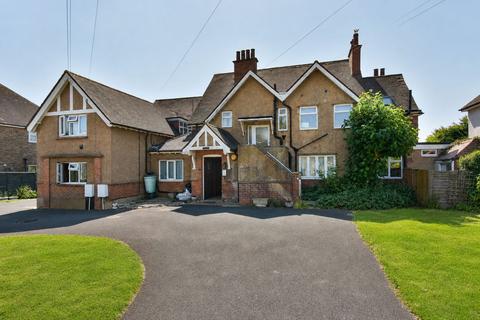 2 bedroom ground floor flat for sale, Cooden Drive, Bexhill-on-Sea, TN39