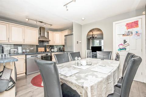 3 bedroom townhouse for sale, Chiltern Court, Leeds