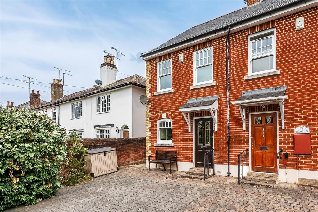 Detached house exterior, driveway