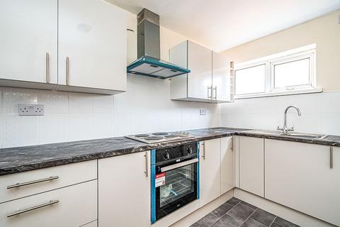 3 bedroom flat to rent, High Street, West Midlands B64