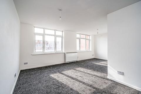3 bedroom flat to rent, High Street, West Midlands B64