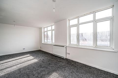 3 bedroom flat to rent, High Street, West Midlands B64