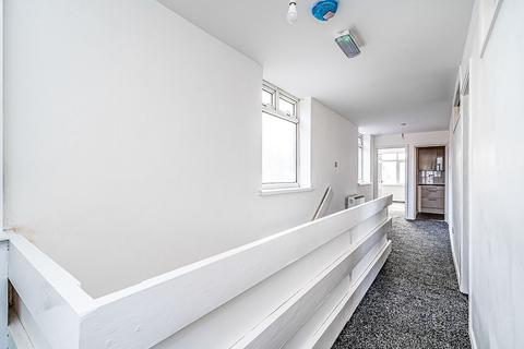 3 bedroom flat to rent, High Street, West Midlands B64