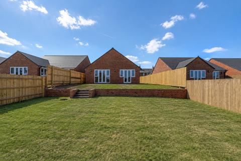 3 bedroom bungalow for sale, Elmstone Place, Aylesbury