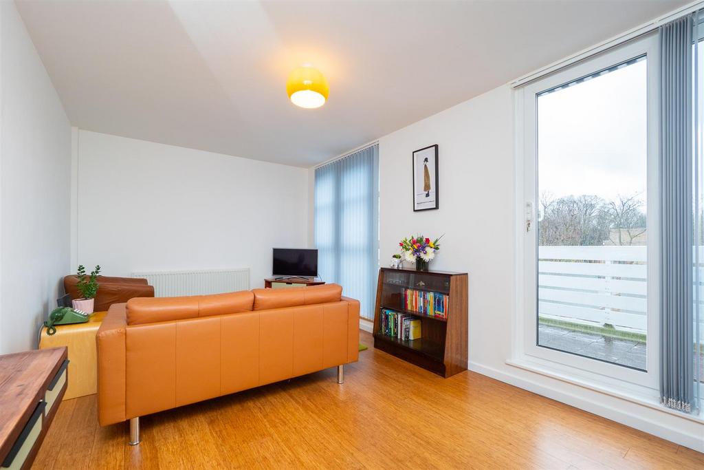 Apartment in Sutton - More