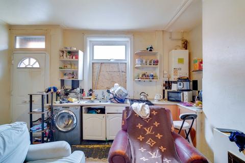 2 bedroom end of terrace house for sale, Recreation View, Leeds LS11