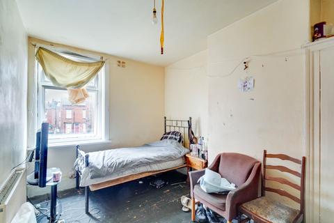 2 bedroom end of terrace house for sale, Recreation View, Leeds LS11