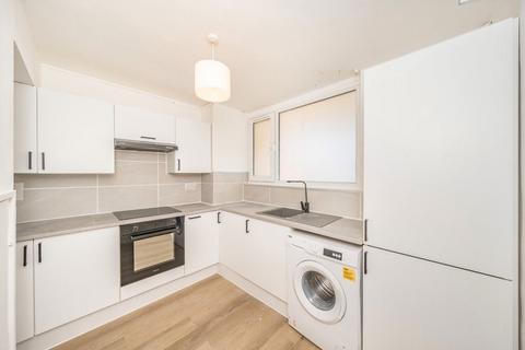 3 bedroom flat to rent, Fontley Way, London SW15