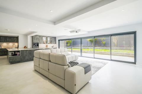 4 bedroom detached house to rent, Alton Close, Sheffield S11