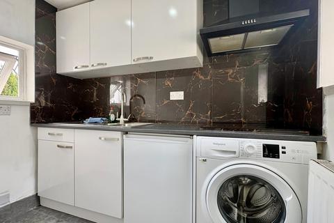 Studio to rent, Upper Teddington Road upon Thames, Kingston KT1