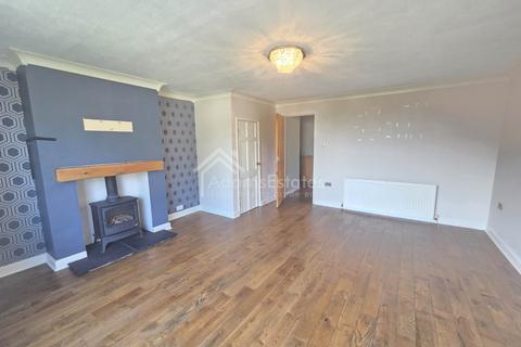 3 bedroom townhouse for sale, Clough Drive, Batley