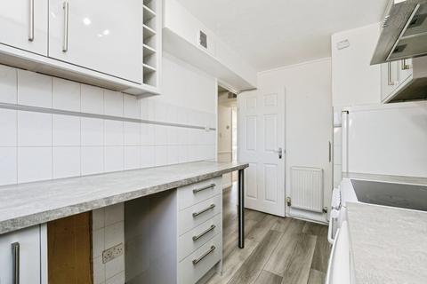 2 bedroom flat to rent, Chaplaincy Gardens, Hornchurch, RM11