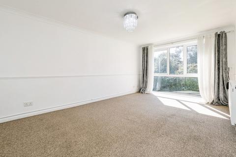2 bedroom flat to rent, Chaplaincy Gardens, Hornchurch, RM11