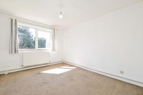 2 bedroom flat to rent, Chaplaincy Gardens, Hornchurch, RM11