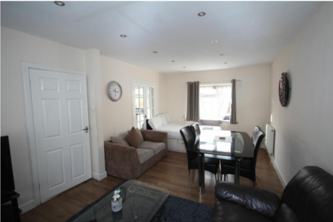 3 bedroom semi-detached house to rent, St. Andrews Way, Slough