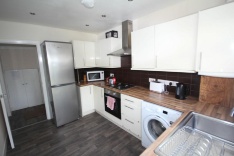 3 bedroom semi-detached house to rent, St. Andrews Way, Slough