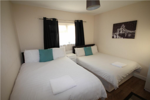 3 bedroom semi-detached house to rent, St. Andrews Way, Slough