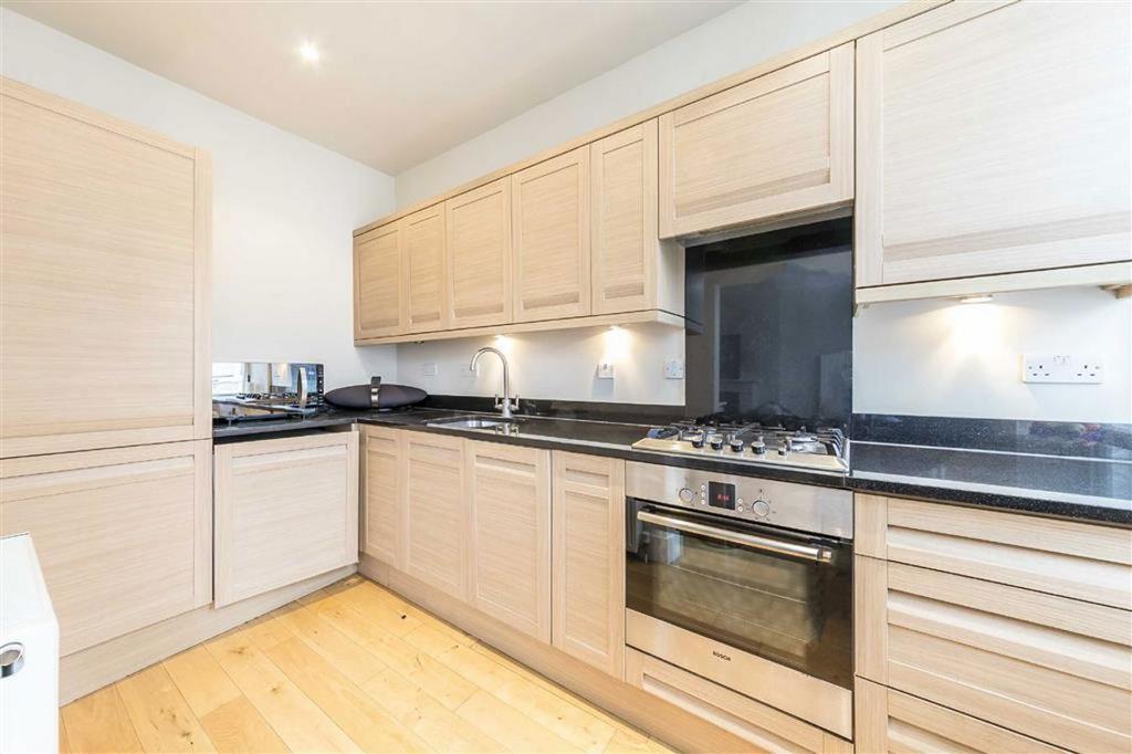 Apartment in London, Lot's Village, Earl's Court - View 2