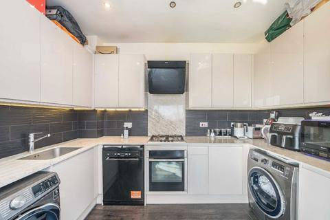 2 bedroom flat for sale, Sundeala Close, Sunbury-On-Thames TW16