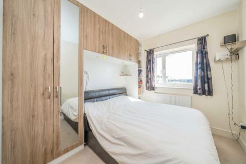 2 bedroom flat for sale, Sundeala Close, Sunbury-On-Thames TW16