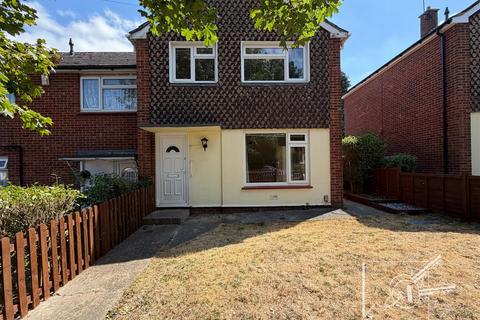 2 bedroom end of terrace house to rent, Churchill Avenue, Chatham