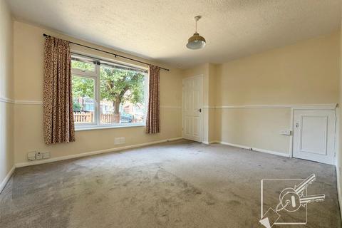 2 bedroom end of terrace house to rent, Churchill Avenue, Chatham