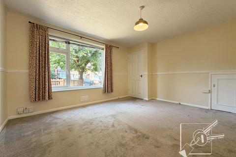 2 bedroom end of terrace house to rent, Churchill Avenue, Chatham
