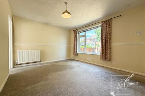 2 bedroom end of terrace house to rent, Churchill Avenue, Chatham