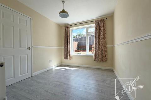 2 bedroom end of terrace house to rent, Churchill Avenue, Chatham
