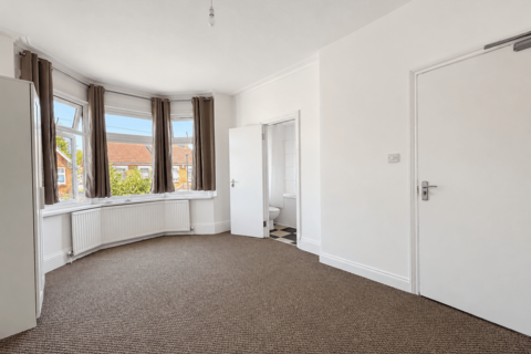 5 bedroom end of terrace house to rent, Cromwell Road, Hounslow, TW3