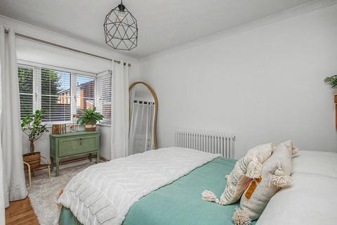 2 bedroom flat for sale, Essex Court, Thame OX9